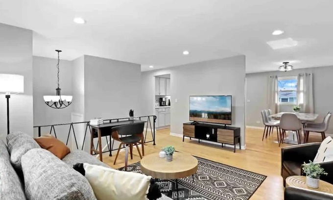 Wasco House | Tranquility 4BR Schaumburg