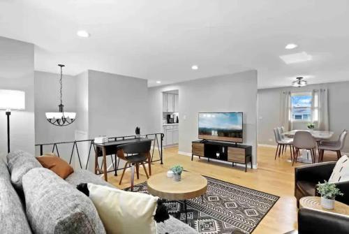 Wasco House | Tranquility 4BR Schaumburg