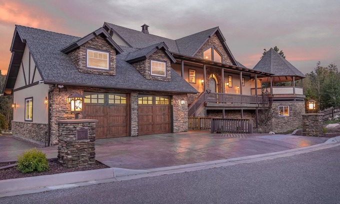 Castle Glen Estates Cabin | Tranquility Lodge by Destination Big Bear : Luxury in Castle Glen Estates! Pool Table!