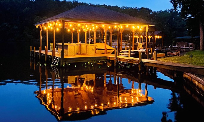 Norwood House | Tranquility on Lake Tillery , whole house with large dock & paddle boards!