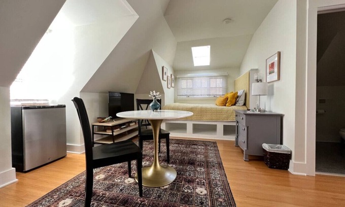Old Irving Park Apartment | Tranquility Retreat - Serene Setting