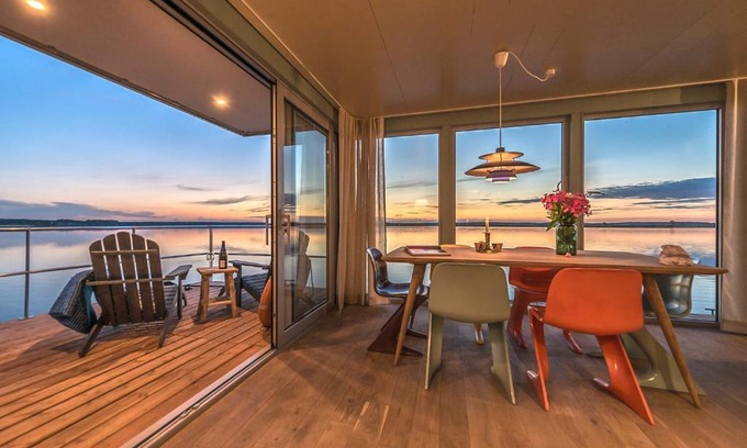 Luckow Boat Rental | traumHaff Hausboote La Péniche / Ostsee - außergewöhnliches Design, atemberaubende Sonnenuntergänge und Sauna an Bord