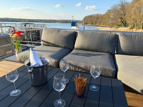 Bad Saarow Boat Rental | TraumZeitBoot Helmut - exklusiver Festlieger in perfekter Lage am Scharmützelsee Bad Saarow