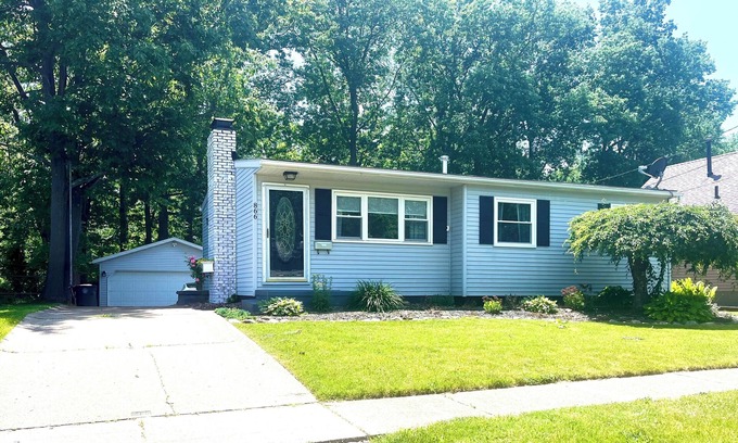 Akron House | Travel Professionals Towpath Cottage Retreat Pet-Friendly Canal Home Fenced Yard