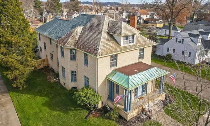 New Philadelphia House | Travel Together Stay Together- Sleeps 16+