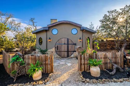 Fredericksburg Cabin | Traveler Hobbit House Hot Tub BBQ Wifi Fredericksburg