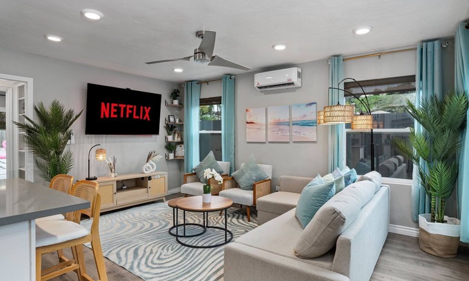 Oak Park House | Traveler's Dream Retreat: Cozy home w/Private Pool