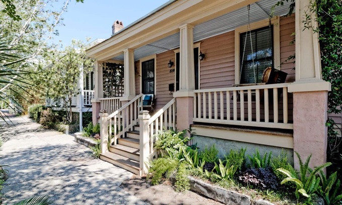 Beach Institute House | Traveler's Retreat: Your Refuge In the Old Town
