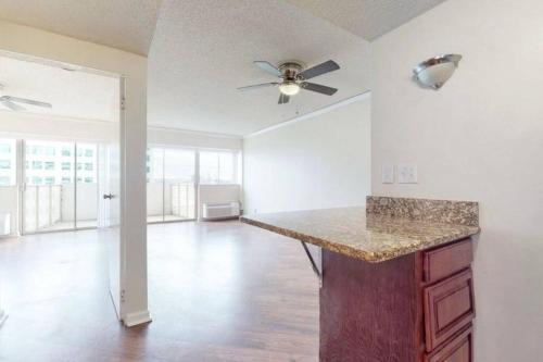 North Capitol Apartment | Traveling Professionals. Garage Parking. Downtown.