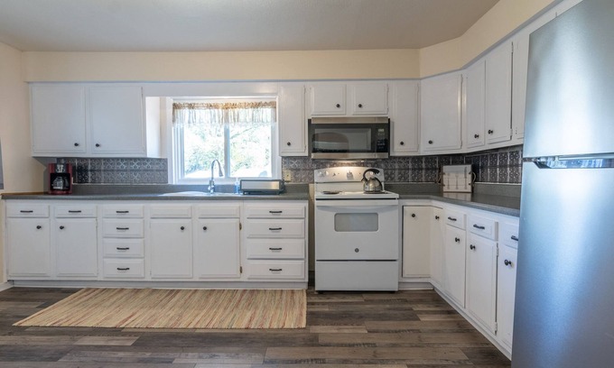 Stanley House | Traveling Professionals-Extended Stay-Pet Friendly!