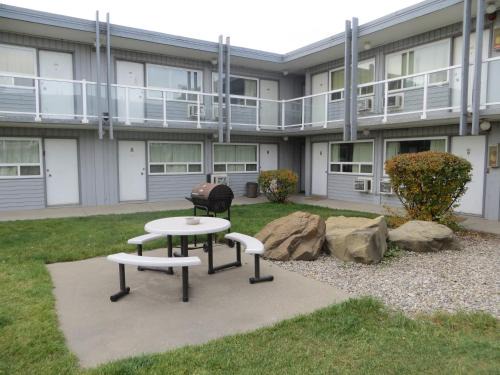 Montgomery Hotel | Travellers Inn