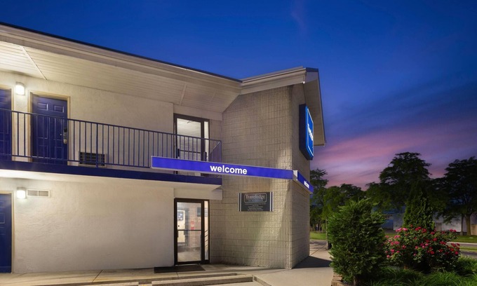Madison Heights Hotel | Travelodge by Wyndham Madison Heights MI