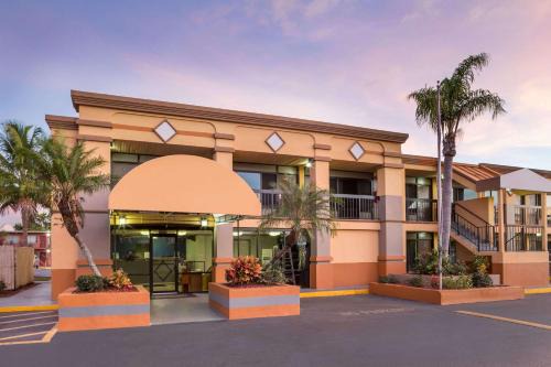 Fort Myers Hotel | Travelodge by Wyndham Fort Myers North