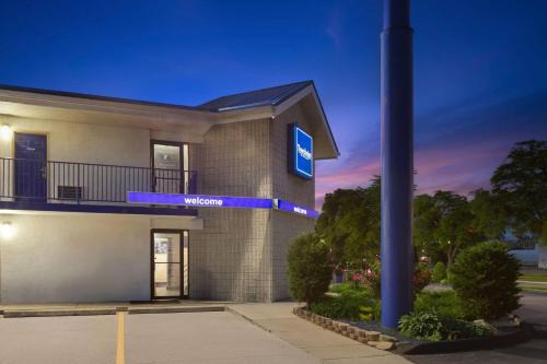 Madison Heights Hotel | Travelodge by Wyndham Madison Heights MI