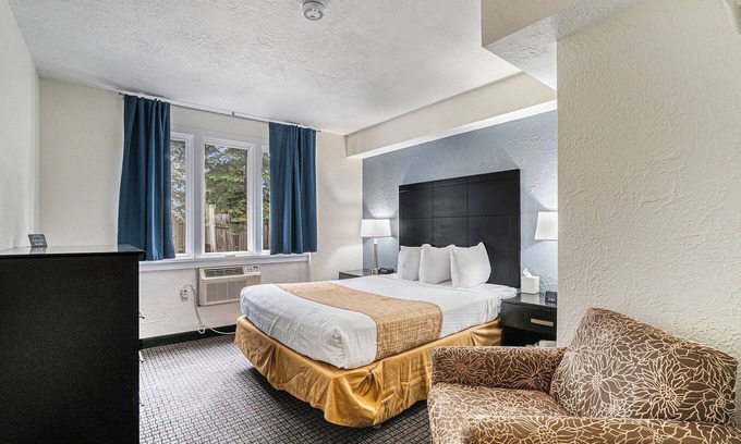 Traverse City Hotel | Travelodge by Wyndham Traverse City MI