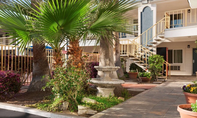 Oleander - Sunset Hotel | Travelodge by Wyndham Bakersfield