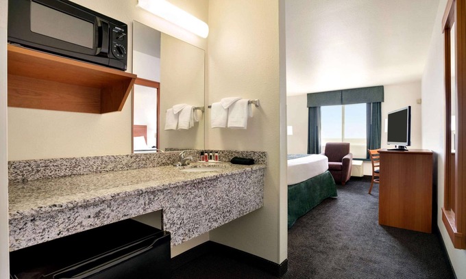Bill Hotel | Travelodge by Wyndham Bill WY Thunder Basin Ntl Grassland