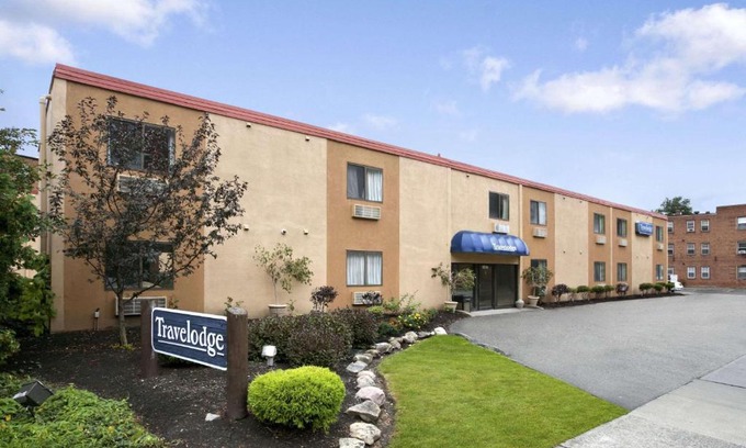 Lakewood Hotel | Travelodge by Wyndham Cleveland Lakewood