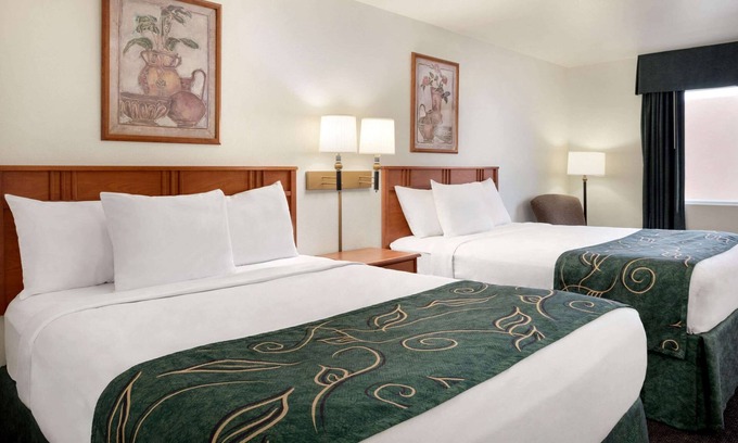 Clinton Hotel | Travelodge by Wyndham Clinton Valley West Court
