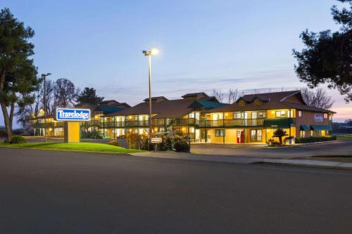 Lemoore Hotel | Travelodge by Wyndham Lemoore Near Naval Air Station