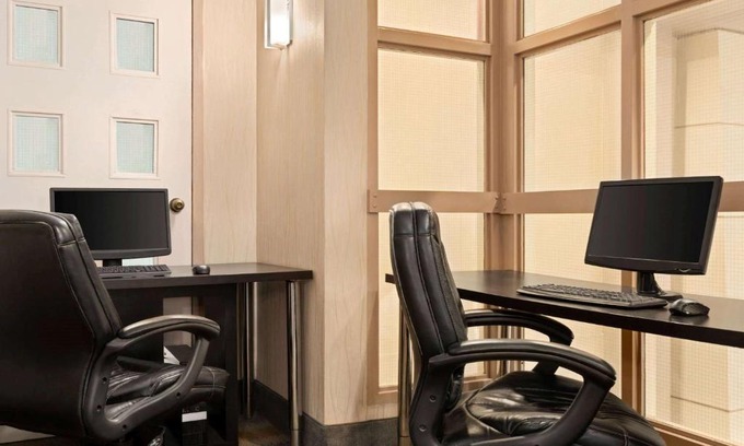 Durham Region Hotel | Travelodge by Wyndham Oshawa Whitby