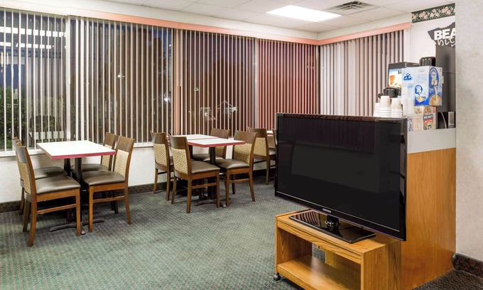 Martinsville Hotel | Travelodge by Wyndham Ridgeway Martinsville Area