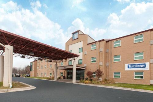 Romulus Hotel | Travelodge by Wyndham Romulus Detroit Airport