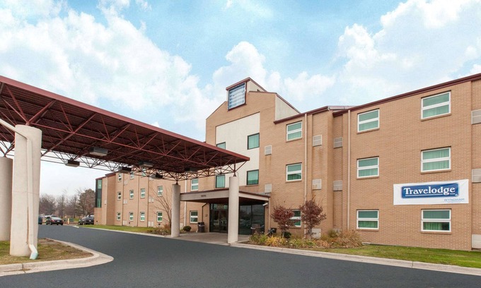 Romulus Hotel | Travelodge by Wyndham Romulus Detroit Airport