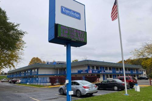 Alpine Center Hotel | Travelodge by Wyndham Grand Rapids North