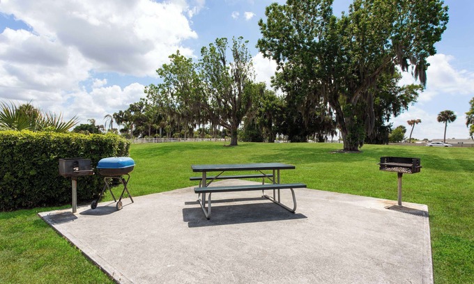 Okeechobee Hotel | Travelodge Suites by Wyndham Lake Okeechobee
