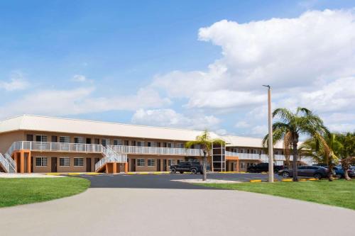 Okeechobee Hotel | Travelodge Suites by Wyndham Lake Okeechobee