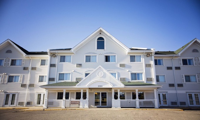Regina Hotel | Travelodge Suites by Wyndham Regina/Eastgate Bay