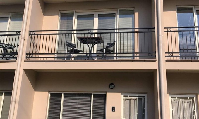 Wagga Wagga House | Travers Street Apartment with FREE Wi-Fi