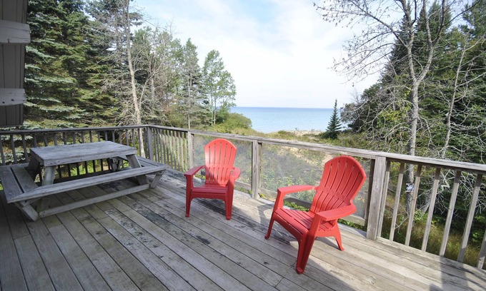 Kewadin Cabin | Traverse City Lake Michigan priv Beachfront Home Rent