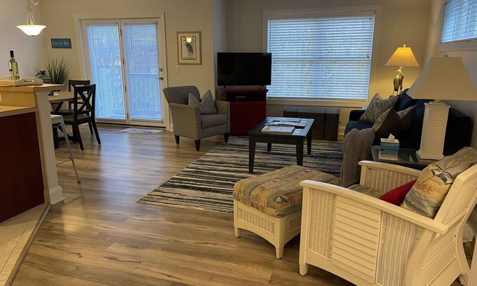 Traverse City Condo | Traverse City, Michigan - Blue Heron Condo - Walk to the beach and Downtown