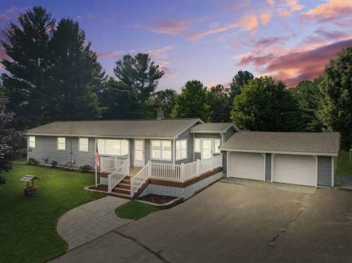 Traverse City House | TRAVERSE CITY RETREAT with Hot tub Games Pets