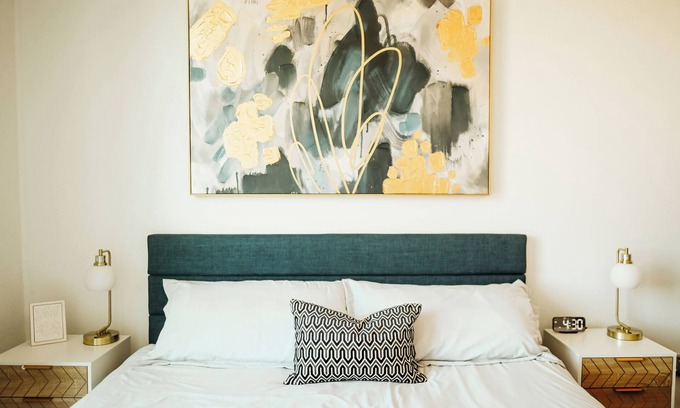 Traverse City Condo | Traverse City's Local's Hideaway: King Suite & 4 Hot Tubs Await!