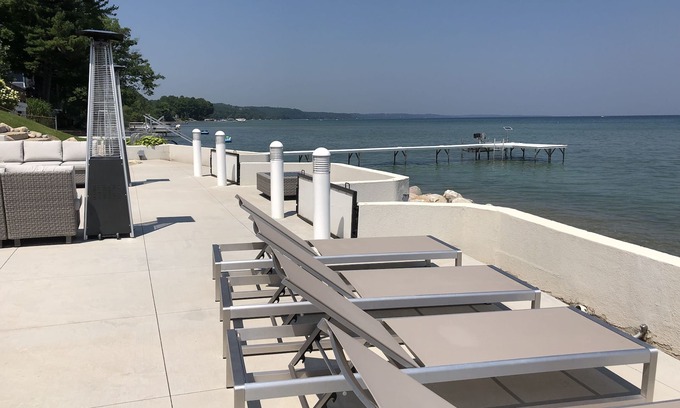Traverse City House | Traverse City West Bay Direct Waterfront