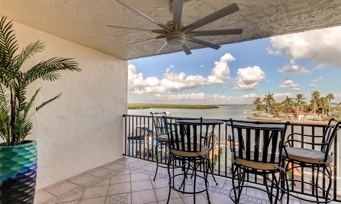 Capri Isle Condo | Treasure Island Isle of Capri Pool 2/2