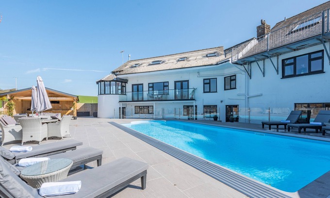Pembroke House | Trebrowen - Angle - Ten Bedroom House, Sleeps 22
