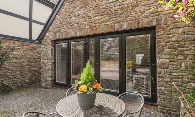 Llangarron Cottage | TRECILLA HOUSE ANNEX, pet friendly, with a garden in Ross-On-Wye