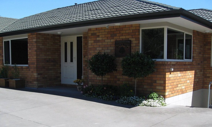 New Plymouth House | Tree Tops Apartment opposite Pukekura Park
