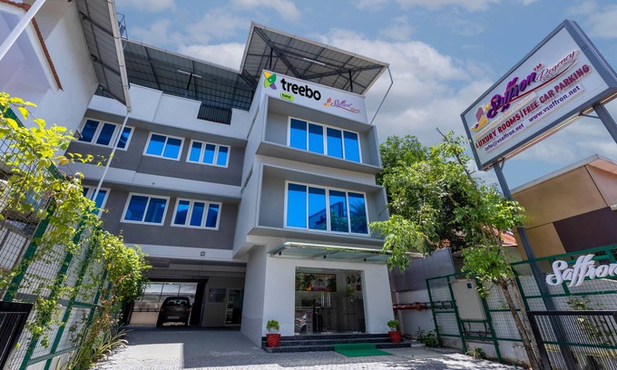 Vazhicherry Ward Hotel | Treebo vSaffron Regency,Punnamada Lake