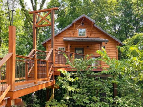 Millersburg House | Treehouse #0 by Amish Country Lodging