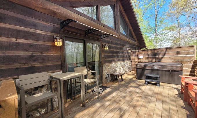 Bryson City Cabin | Treehouse C - A Suite Getaway for Two