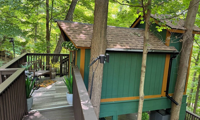 Danbury Cabin | Treehouse Magic & Chic Greenhouse Vibes. Glamping In Style! Middle of Danbury,CT