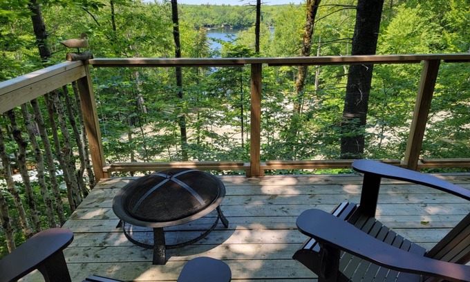 Clare Cabin | Treehouse overlooking the lake