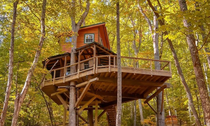 Copperhill Cabin | Treehouse Resort ~Dog Friendly~18-hole disc golf