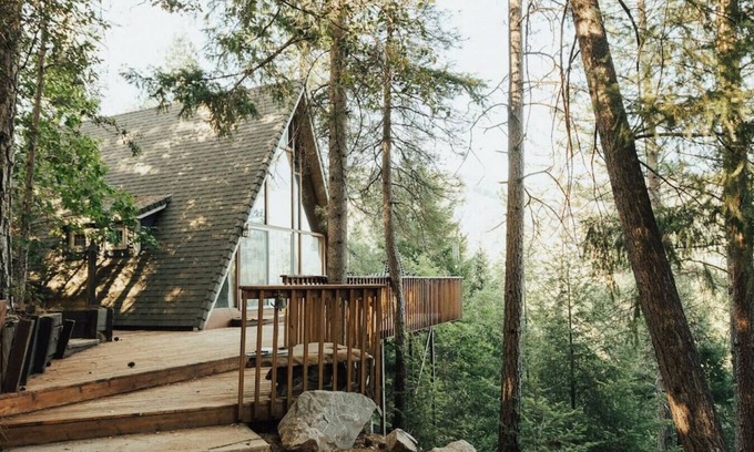 Lakehead Cabin | Treehouse · Shasta A Frame Cabin with a View