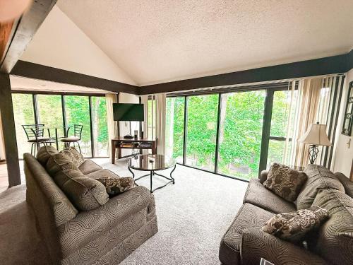 Village of Four Seasons House | Treehouse Treetop Village104-3bed3bapools-8pp